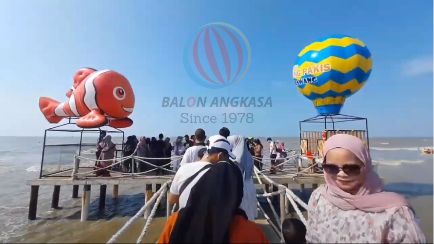 Balon Ikan Raksaksa Jadi Tempat Selfie di Pantai Tanjung Pakis Karawang balon angkasacom